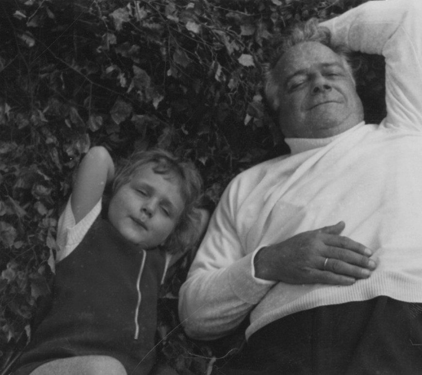 Le poète Roger Bodart et sa petite-fille Florence Richter en 1970